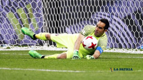 Claudio Bravo deja el fútbol luego de cosechar varios títulos internacionales a lo largo de su carrera