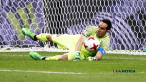 Claudio Bravo deja el fútbol luego de cosechar varios títulos internacionales a lo largo de su carrera