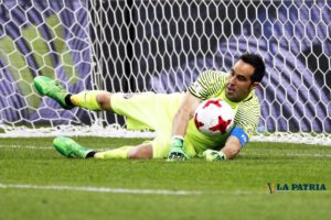 Claudio Bravo deja el fútbol luego de cosechar varios títulos internacionales a lo largo de su carrera