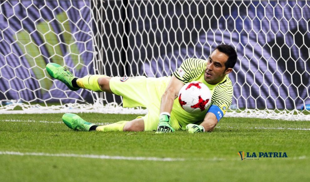 Claudio Bravo deja el fútbol luego de cosechar varios títulos internacionales a lo largo de su carrera