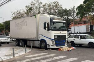 Conductor fallece aplastado por su camión cuando intentaba repararlo