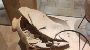 Niño rompe jarrón de 3.500 años en el Museo Hecht