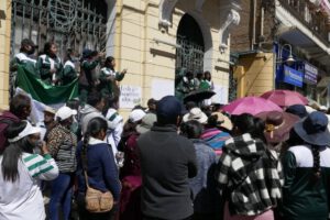 Protestas estudiantiles por retraso en obras del Liceo Oruro