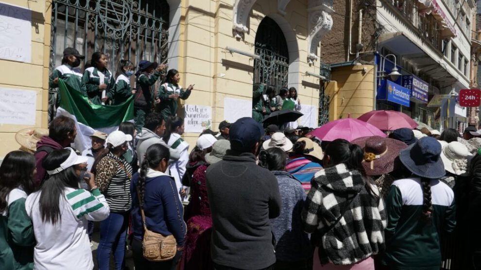 Protestas estudiantiles por retraso en obras del Liceo Oruro