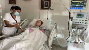 Eidy Roca recibe atención médica en su domicilio