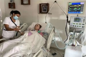 Eidy Roca recibe atención médica en su domicilio