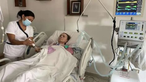 Eidy Roca recibe atención médica en su domicilio