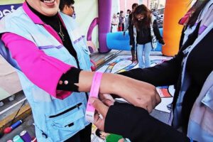 Día del Peatón en Cochabamba con manillas de identificación