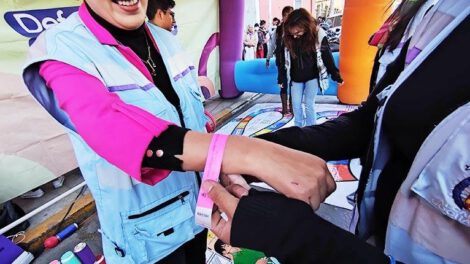 Día del Peatón en Cochabamba con manillas de identificación