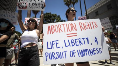 Fotografía de archivo de Donald Trump sobre el aborto