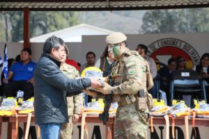 Escuela de Cóndores recibe equipamiento para combatir incendios forestales
