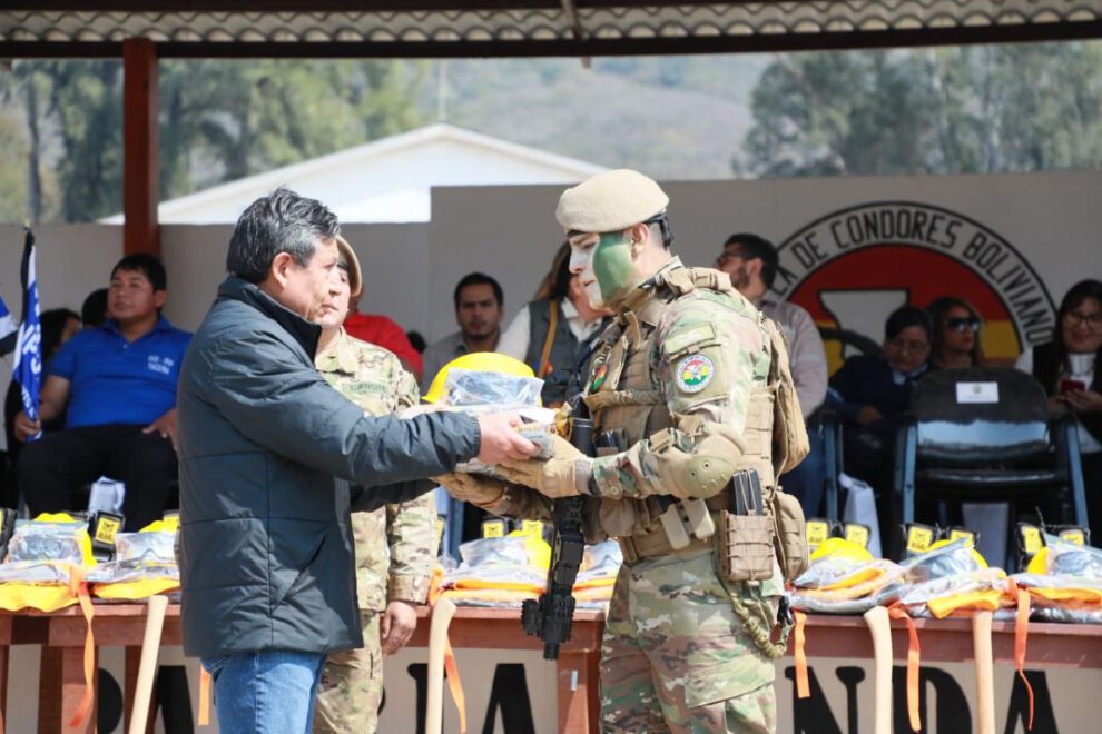 Escuela de Cóndores recibe equipamiento para combatir incendios forestales
