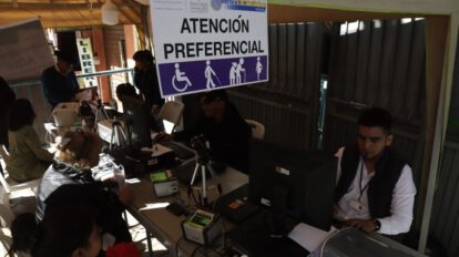Empadronamiento electoral en Bolivia con largas filas de ciudadanos