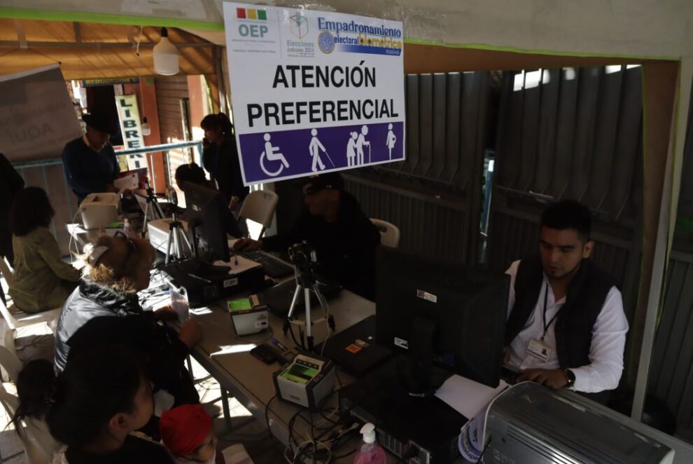 Empadronamiento electoral en Bolivia con largas filas de ciudadanos