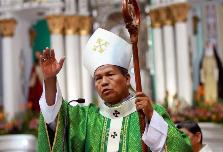 Monseñor René Leigue supera fase crítica tras extubación exitosa