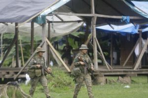 Campamento clandestino de migrantes en la selva de Darién