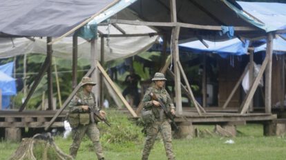 Campamento clandestino de migrantes en la selva de Darién