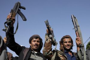 Hutíes atacan buques comerciales en el golfo de Aden