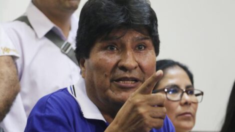 Evo Morales habla durante una rueda de prensa