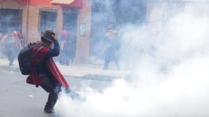 Ponchos Rojos atacan a policías en La Paz