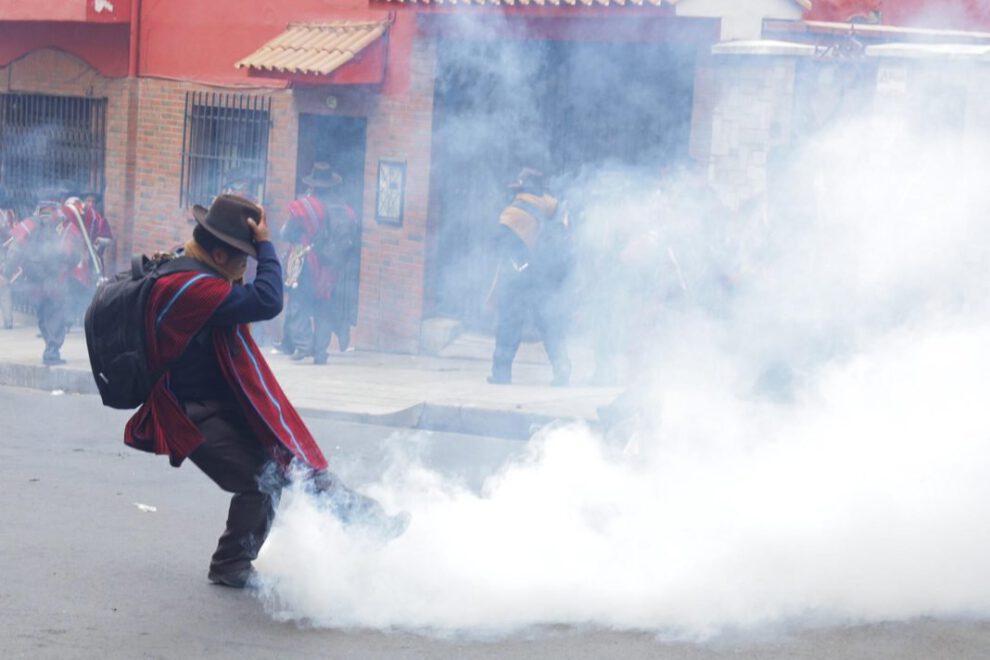 Ponchos Rojos atacan a policías en La Paz