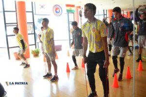 Diferentes ejercicios para acondicionar físicamente a los jugadores en la Copa Simón Bolívar