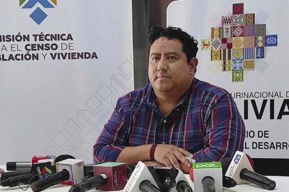 Revisión de boletas censales por el viceministro David Guachalla