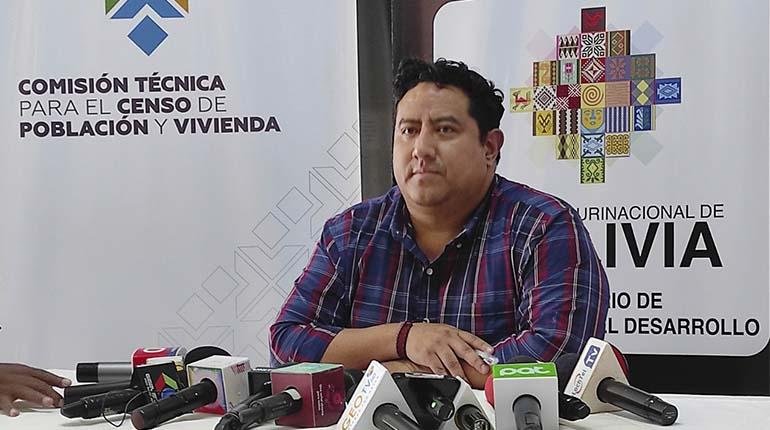 Revisión de boletas censales por el viceministro David Guachalla