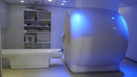 Resonador magnético requiere helio y mantenimiento