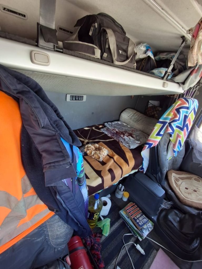 Divisas no declaradas encontradas en un bolso en la cabina principal del motorizado