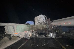 Accidente en Oruro: un muerto y dos heridos en colisión de vehículos pesados