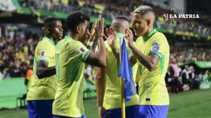 Celebran los jugadores de Brasil el triunfo logrado frente a Ecuador