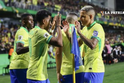 Celebran los jugadores de Brasil el triunfo logrado frente a Ecuador