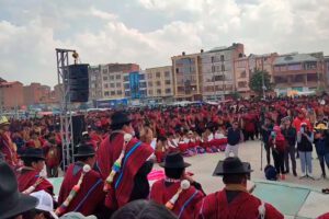 bloqueos de campesinos en El Alto exigiendo la renuncia de Luis Arce