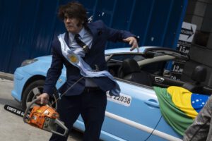 Milei brasileño sostiene una motosierra en São Paulo