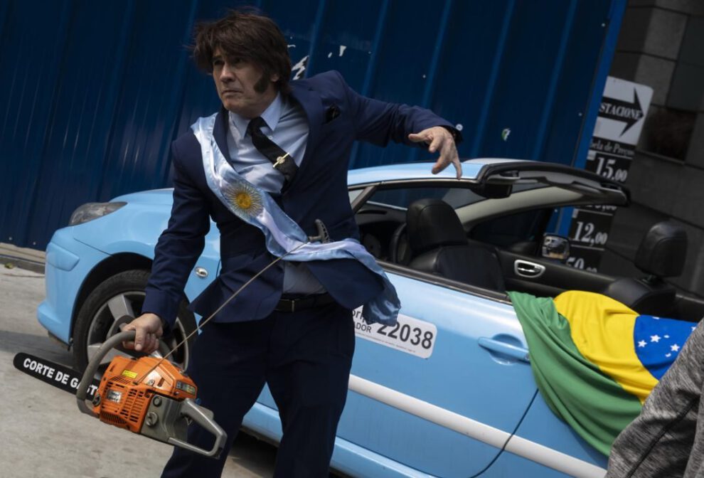 Milei brasileño sostiene una motosierra en São Paulo