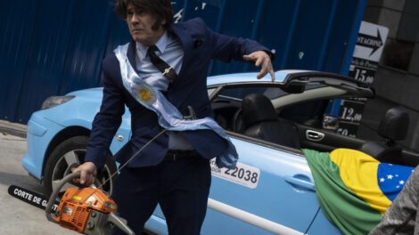 Milei brasileño sostiene una motosierra en São Paulo