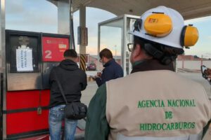 Bloqueo de vehículos en Bolivia por la ANH para combatir el agio y la especulación