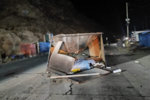 Intento de evasión termina en desastre: camión destroza caseta del Puente Español