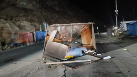 Intento de evasión termina en desastre: camión destroza caseta del Puente Español