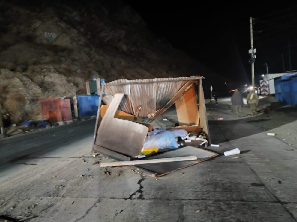 Intento de evasión termina en desastre: camión destroza caseta del Puente Español
