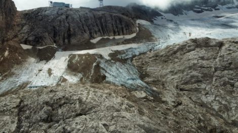 Glaciar de la Marmolada enfrenta crisis climática y pérdida de superficie