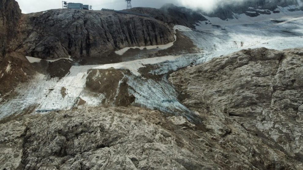 Glaciar de la Marmolada enfrenta crisis climática y pérdida de superficie