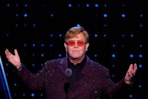 Elton John reflexiona sobre ser padre en Never Too Late