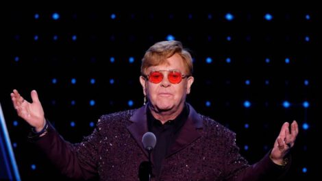 Elton John reflexiona sobre ser padre en Never Too Late