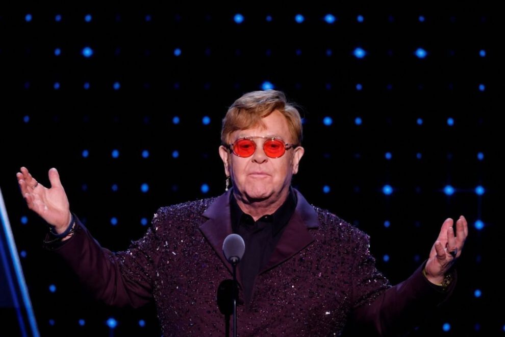 Elton John reflexiona sobre ser padre en Never Too Late