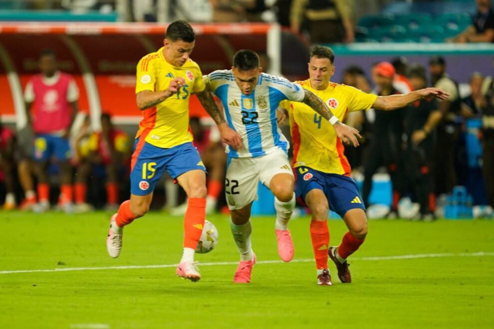 Colombia frente a Argentina en el inicio de la octava fecha de las eliminatorias