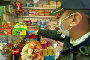 Identifican productos vencidos en kioscos escolares de Oruro