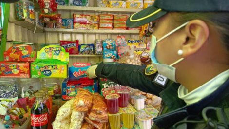Identifican productos vencidos en kioscos escolares de Oruro