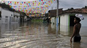 Un niño camina por una calle hoy inundada en Cali como consecuencia del fenómeno climatológico de La Niña